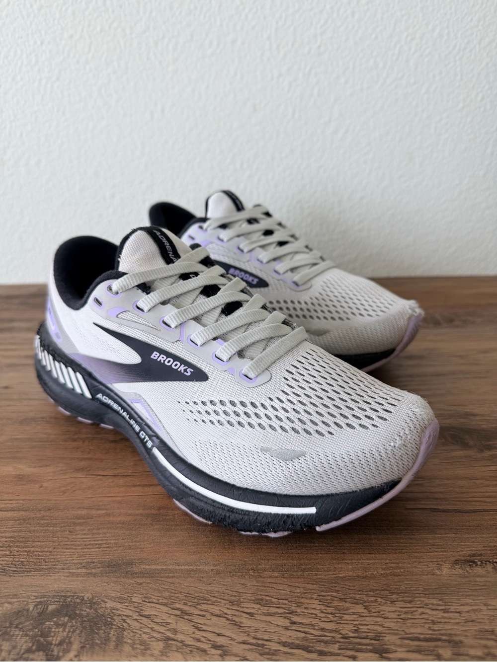 Brooks Adrenaline GTS 23 Womens Running Shoes in Gray Lilac Black (Size 6-D)